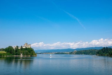 Polonya dağlarındaki Niedzica 'daki Czorsztyn rezervuarı