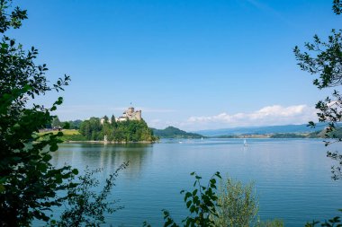 Polonya dağlarındaki Niedzica 'daki Czorsztyn rezervuarı