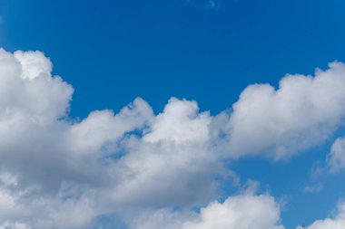 Mavi gökyüzünde beyaz bulutlar