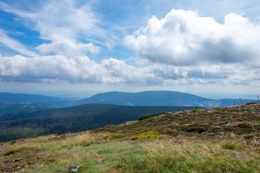 Sniezka 'nın tepesinden Karkonosze Dağları' na manzara