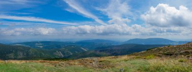 Sniezka 'nın tepesinden Karkonosze Dağları' na manzara