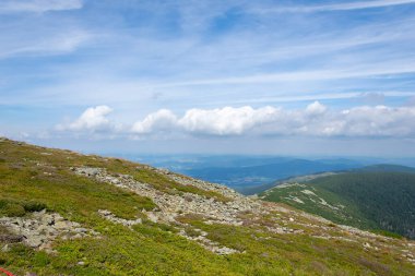 Sniezka 'nın tepesinden Karkonosze Dağları' na manzara