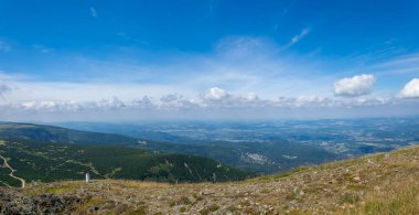 Sniezka 'nın tepesinden Karkonosze Dağları' na manzara