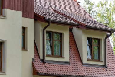 Kırmızı kiremitlerle kaplı bir evin çatısına.