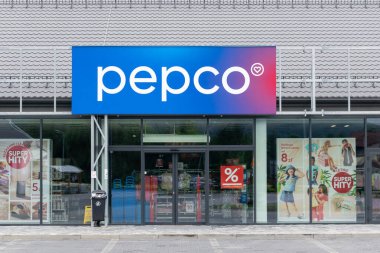 Jaroszowice, Polonya - 14 Temmuz 2024 - Jaroszowice 'de Pepco zinciri mağazası