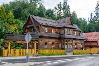 Czarna Gora, Polonya - 11 Temmuz 2024 - Polonya 'daki bir dağ köyünde geleneksel İskoç mimarisi