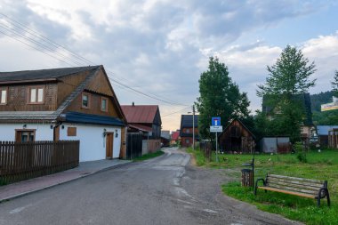 Czarna Gora, Polonya - 11 Temmuz 2024 - Polonya 'daki bir dağ köyünde geleneksel İskoç mimarisi