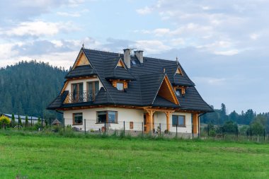 Czarna Gora, Polonya - 11 Temmuz 2024 - Polonya 'daki bir dağ köyünde geleneksel İskoç mimarisi