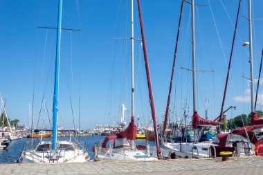 Ustka, Polonya - 25 Haziran 2024 - Gemileri ve yatları olan Ustka Limanı