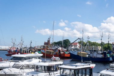 Ustka, Polonya - 25 Haziran 2024 - Gemileri ve yatları olan Ustka Limanı