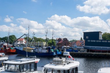 Ustka, Polonya - 25 Haziran 2024 - Gemileri ve yatları olan Ustka Limanı