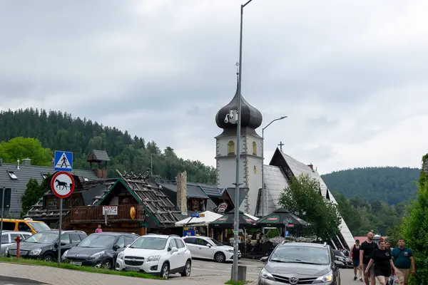 Karpacz, Polonya - 08 Ağustos 2024 - Karpacz sokaklarında yürüyen insanlar