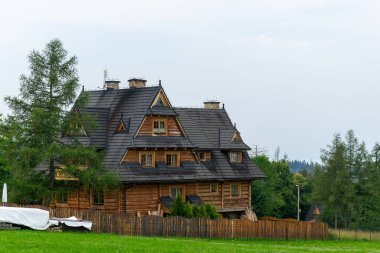 Zakopane, Polonya - 12 Temmuz 2024 - Zakopane 'de geleneksel dağlık evler