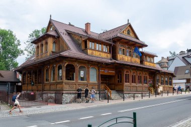 Zakopane, Polonya - 12 Temmuz 2024 - Zakopane 'de geleneksel dağlık evler