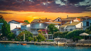 Hırvat sahil kenti gün batımında