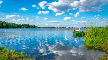 Güneşli bir günde ilginç bir göl