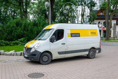 Zakopane, Polonya - 12 Temmuz 2024 - Zakopane 'de kurye teslimat minibüsü