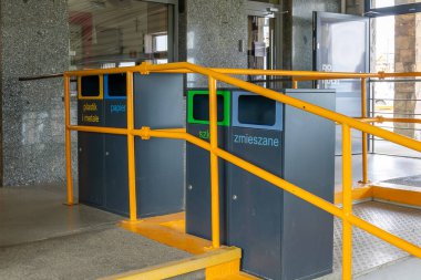 Seçici atık toplama için konteynerler