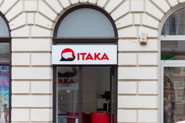 Krakow, Polonya - 09 Eylül 2024 - Krakow seyahat acentesinde Itaka