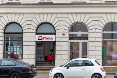 Krakow, Polonya - 09 Eylül 2024 - Krakow seyahat acentesinde Itaka