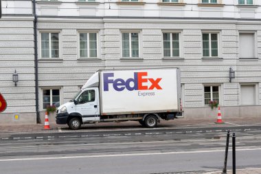 Krakow, Polonya - 09 Eylül 2024 - Krakow 'daki kurye şirketi Fedex' in teslimat kamyonu