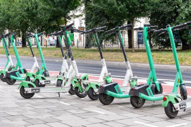 Krakow, Polonya - 09 Eylül 2024 - Krakow 'da kiralık elektrikli scooterlar