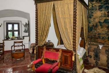 Niedzica, Polonya - 13 Temmuz 2024 - Niedzica 'daki şatoda yatak odası