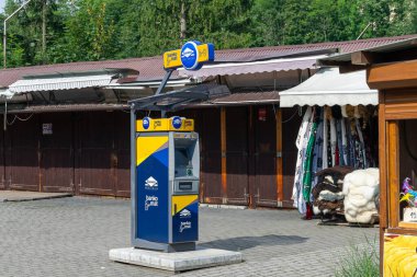 Zakopane, Polonya - 12 Temmuz 2024 - Zakopane 'deki euronet ATM