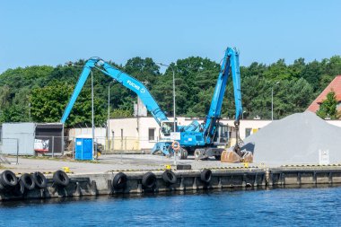 Ustka, Polonya - 25 Haziran 2024 - Ustka limanında Mavi Fuchs kazıcıları