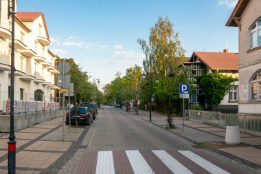 Ustka, Polonya - 26 Haziran 2024 - Ustka sahil kentinde sokaklar