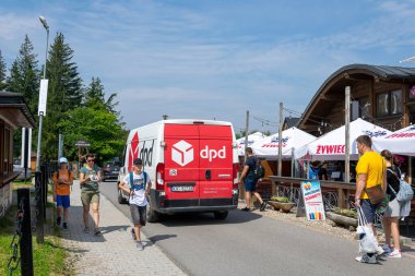 Zakopane, Polonya - 12 Temmuz 2024 - Zakopane 'deki DPD kurye kamyonu