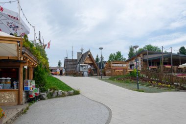 Zakopane, Polonya - 12 Temmuz 2024 - Gugalowka sokaklarında yürüyen insanlar