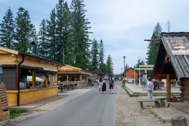 Zakopane, Polonya - 12 Temmuz 2024 - Gugalowka sokaklarında yürüyen insanlar