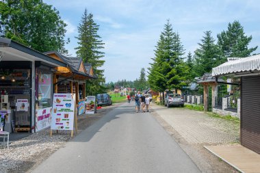 Zakopane, Polonya - 12 Temmuz 2024 - Gugalowka sokaklarında yürüyen insanlar
