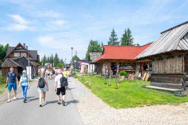 Zakopane, Polonya - 12 Temmuz 2024 - Gugalowka sokaklarında yürüyen insanlar