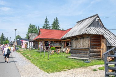 Zakopane, Polonya - 12 Temmuz 2024 - Gugalowka sokaklarında yürüyen insanlar