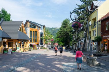 Zakopane, Polonya - 12 Temmuz 2024 - Zakopane Sokaklarında Yürüyen Turistler
