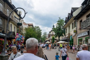 Zakopane, Polonya - 12 Temmuz 2024 - Zakopane Sokaklarında Yürüyen Turistler