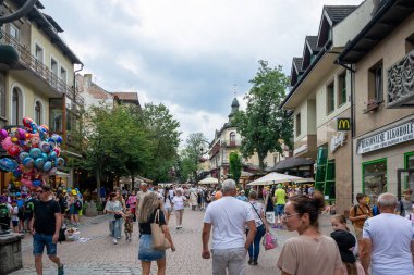 Zakopane, Polonya - 12 Temmuz 2024 - Zakopane Sokaklarında Yürüyen Turistler