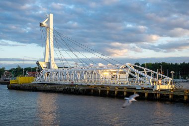 Ustka, Polonya - 25 Haziran 2024 - Ustka 'da taşınabilir köprü