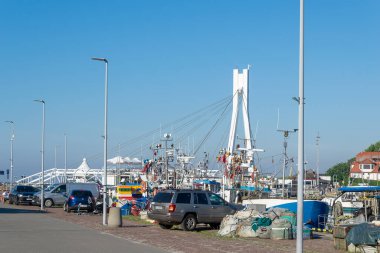 Ustka, Polonya - 25 Haziran 2024 - Ustka 'da taşınabilir köprü