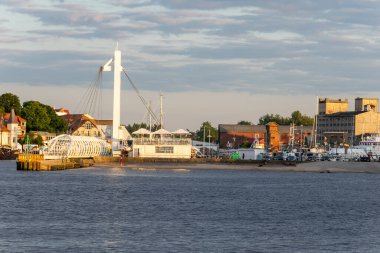 Ustka, Polonya - 25 Haziran 2024 - Ustka 'da taşınabilir köprü