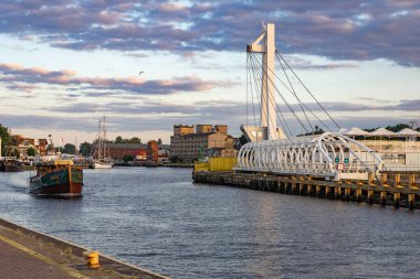 Ustka, Polonya - 25 Haziran 2024 - Ustka 'da taşınabilir köprü