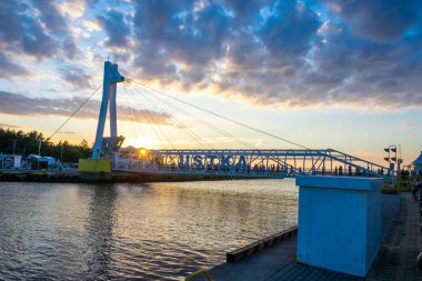 Ustka, Polonya - 25 Haziran 2024 - Ustka 'da taşınabilir köprü