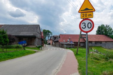 Yolda 30 km hız sınırı tabelası
