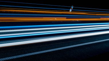 Otobanda araba sürüyor.