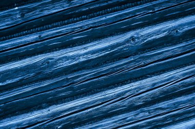 Eski ahşap odunlardan yapılmış mavi bir duvar.