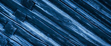 Eski ahşap odunlardan yapılmış mavi bir duvar.