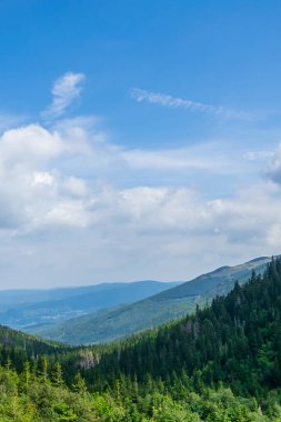 Mavi gökyüzüne karşı Karkonosze dağları