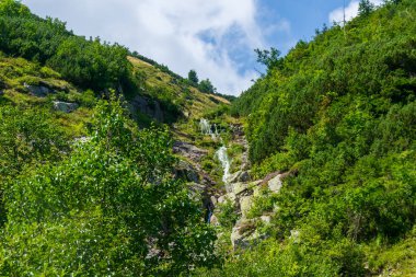 Mavi gökyüzüne karşı Karkonosze dağları